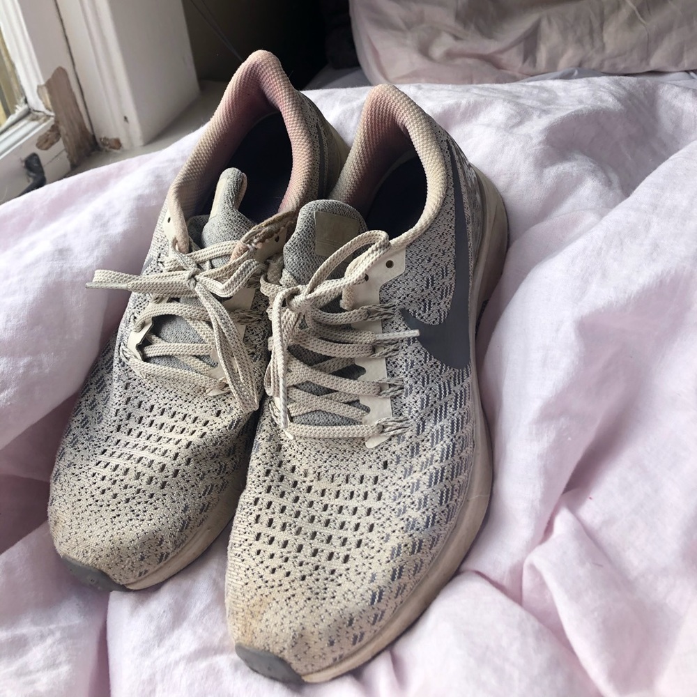 gray nike tennis shoes